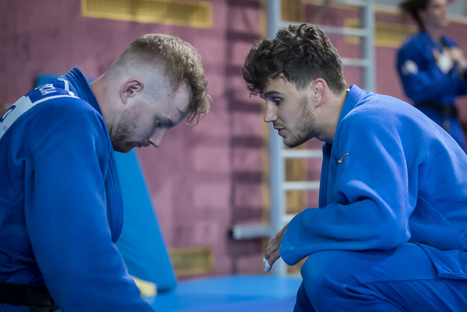 Coach Vennekold berät einen Athleten